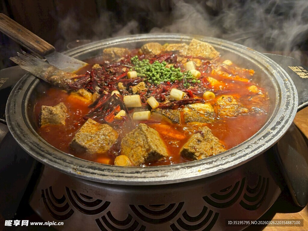 热气腾腾的美味麻辣火锅