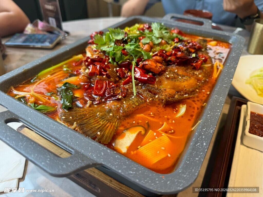 美味烤鱼诱人上桌