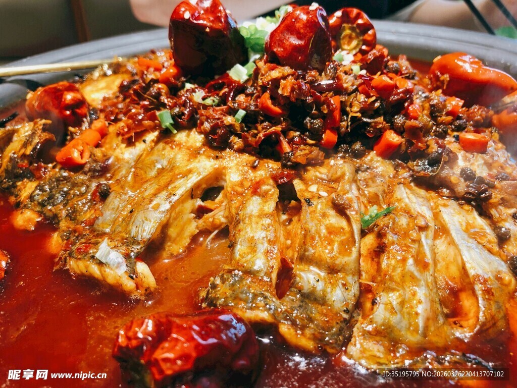 麻辣鲜香烤鱼诱人上桌