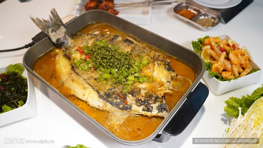 美味烤鱼搭配多样配菜