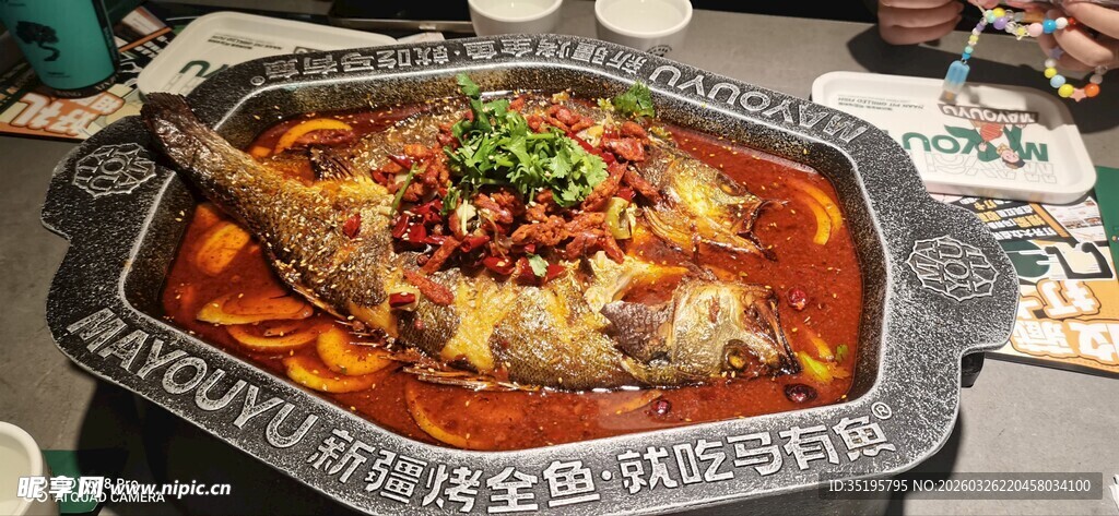 美味特色烤鱼诱人上桌