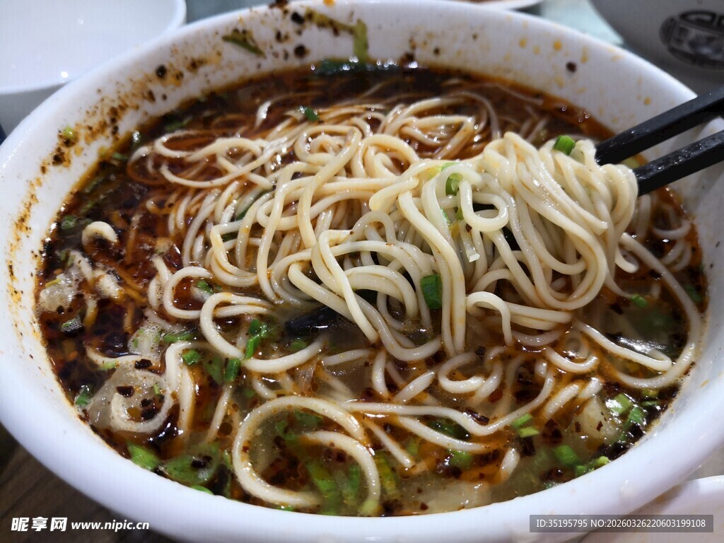 美味诱人的一碗特色面条