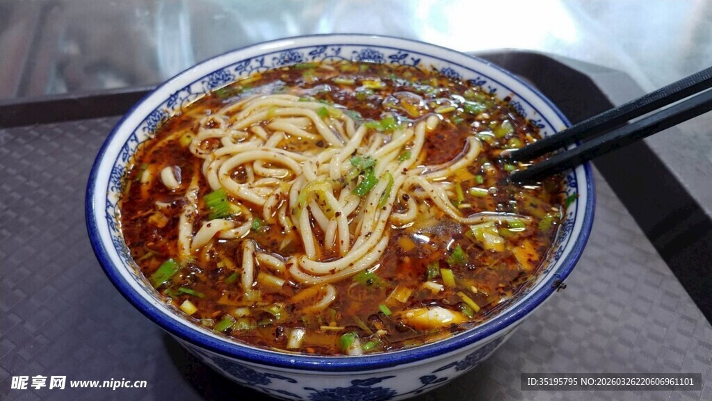 美味诱人的一碗特色面条