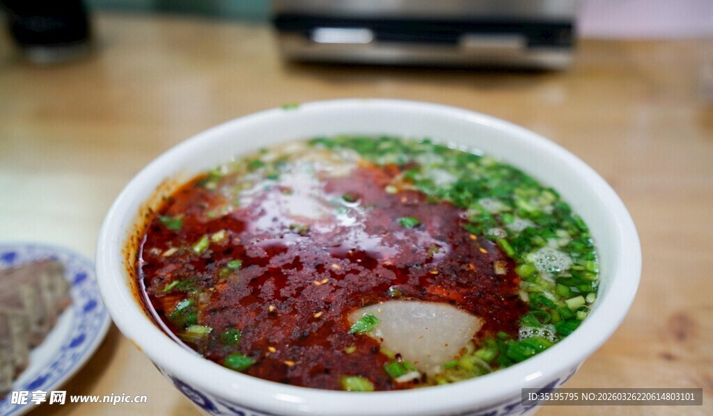 红油飘香的美味特色汤面