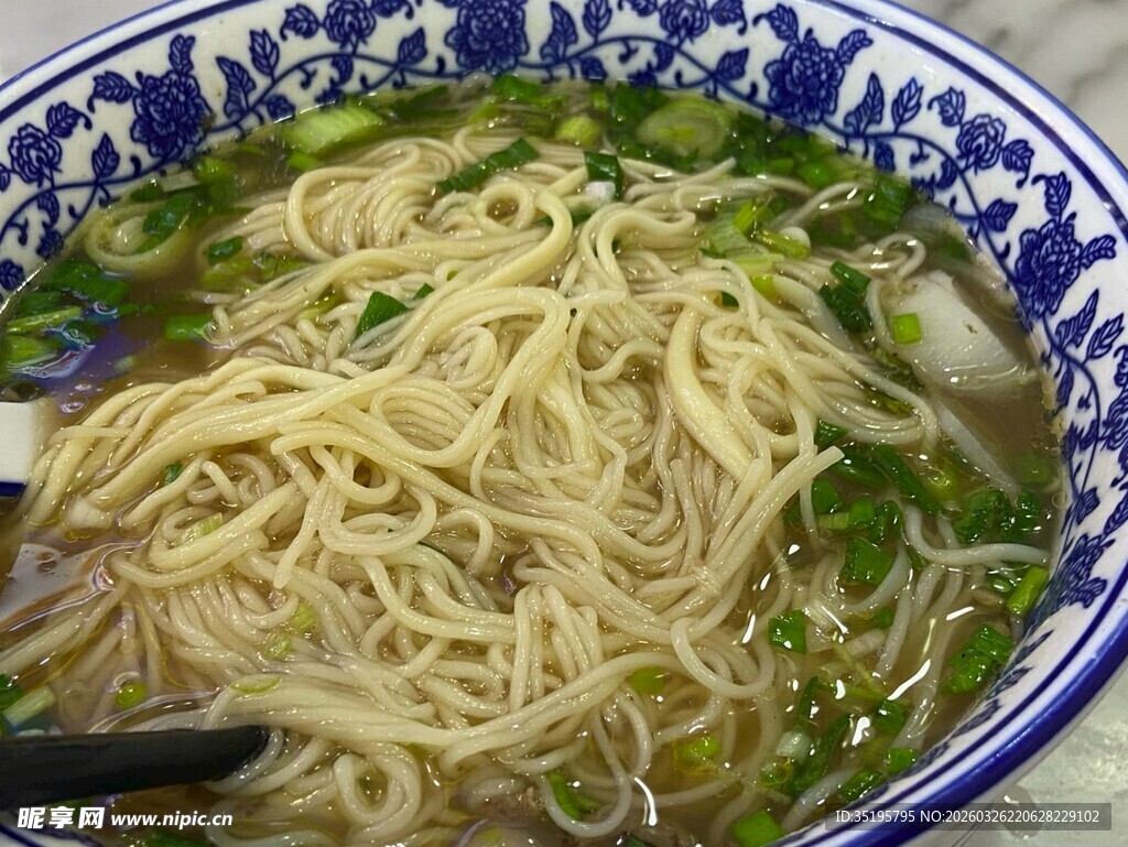 青花瓷碗中的美味面条
