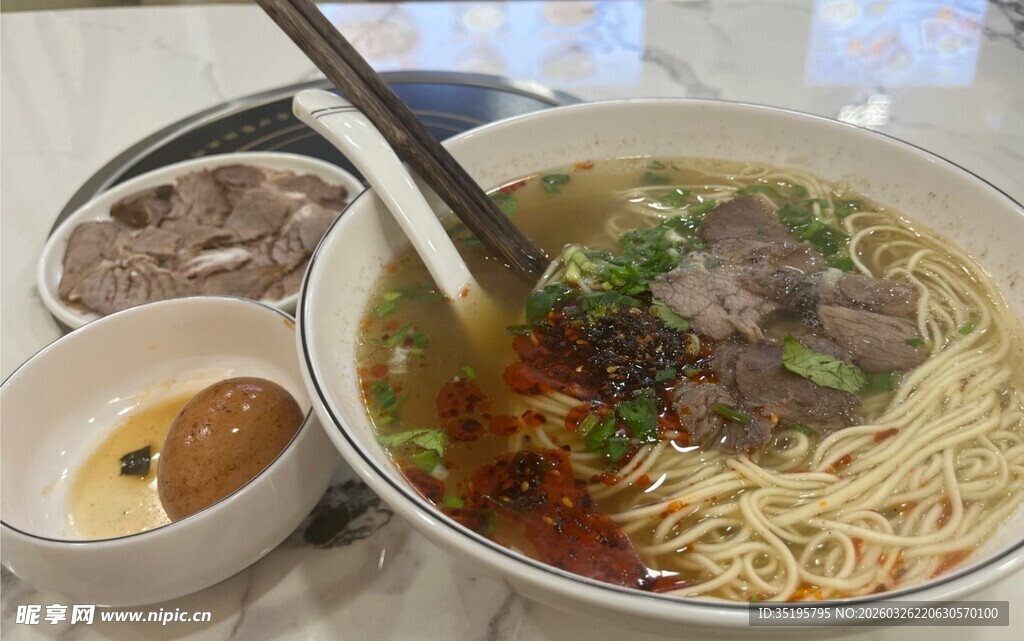 牛肉汤面配小碟开胃菜