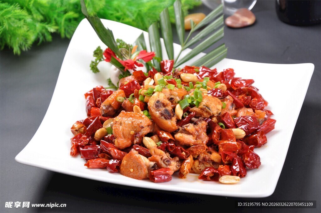 香辣可口的美味炒鸡丁