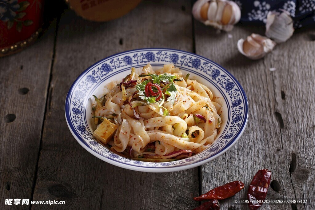 美味家常炒面摆于木桌