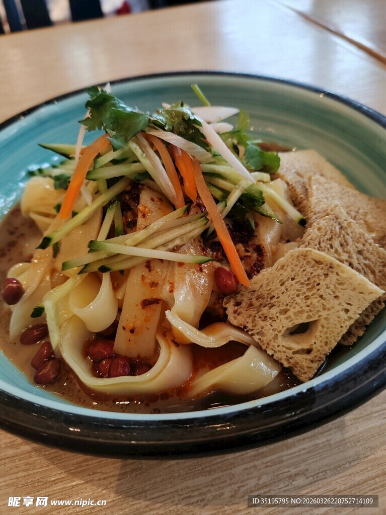 美味凉拌面食材丰富诱人