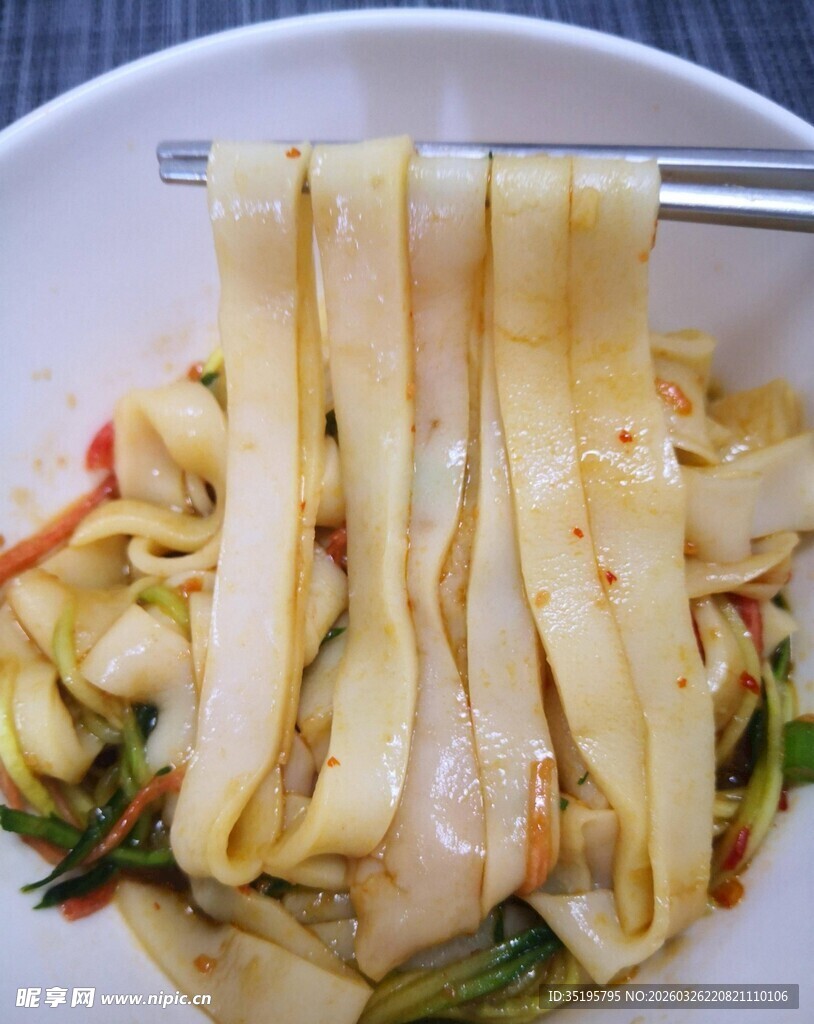 美味宽面条搭配多彩蔬菜