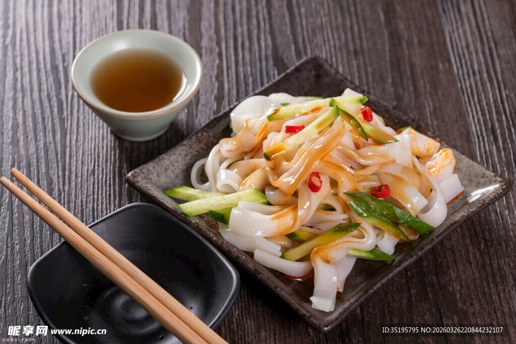 美味海鲜沙拉配茶饮