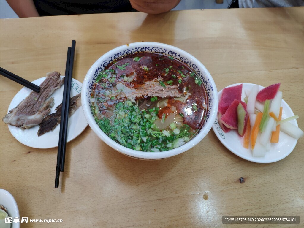 美味面食搭配多样小菜