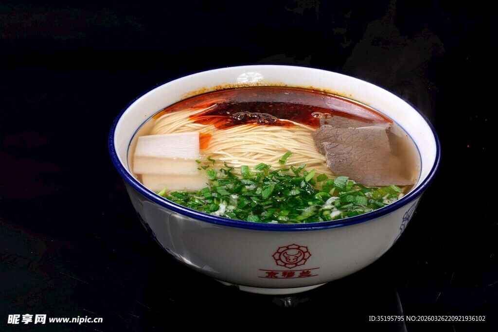 传统美味拉面碗中呈现