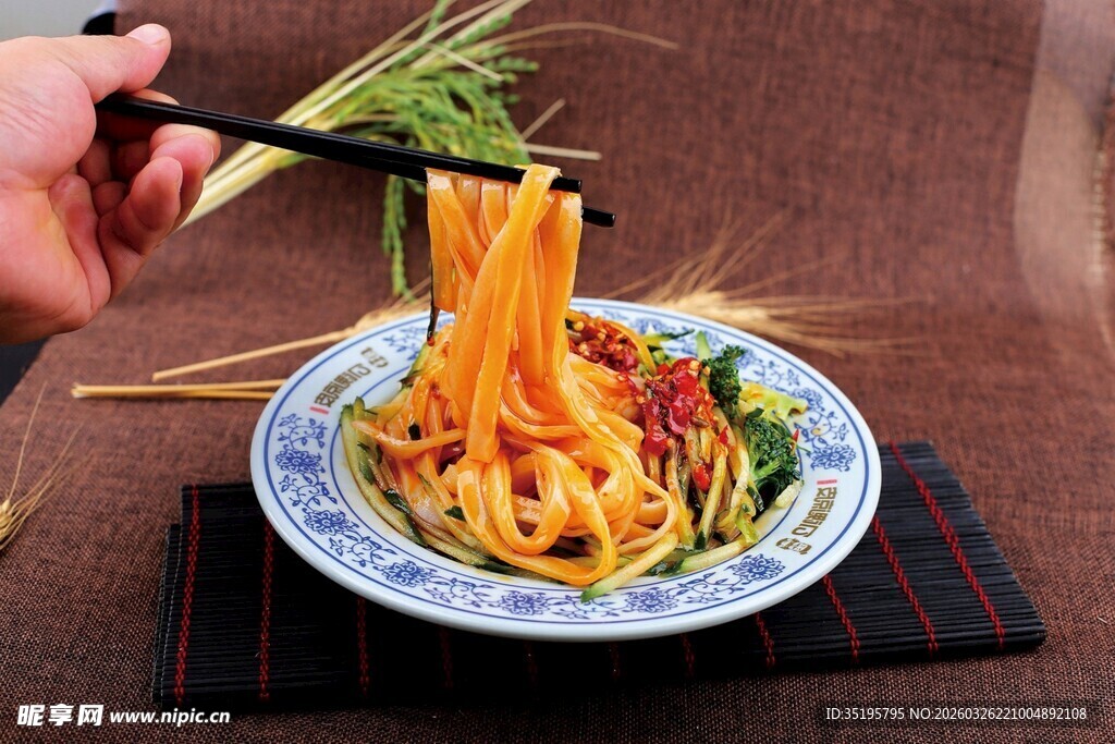 筷子夹起美味面条