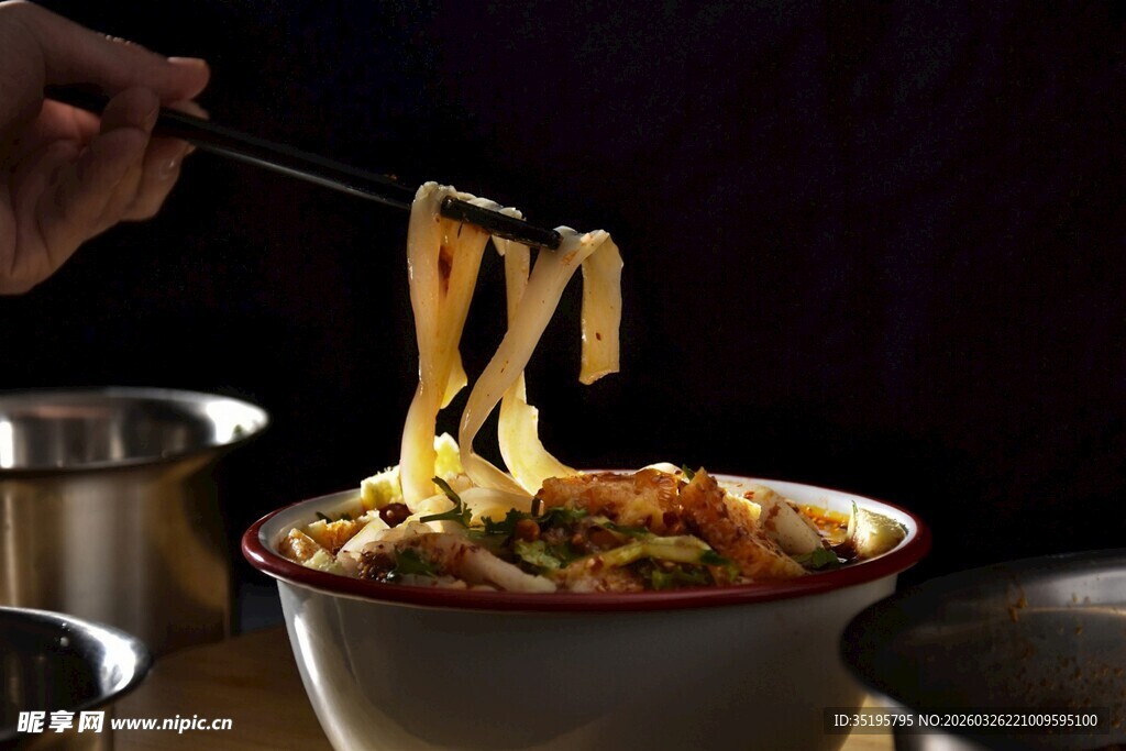 筷子挑起美味大碗面条