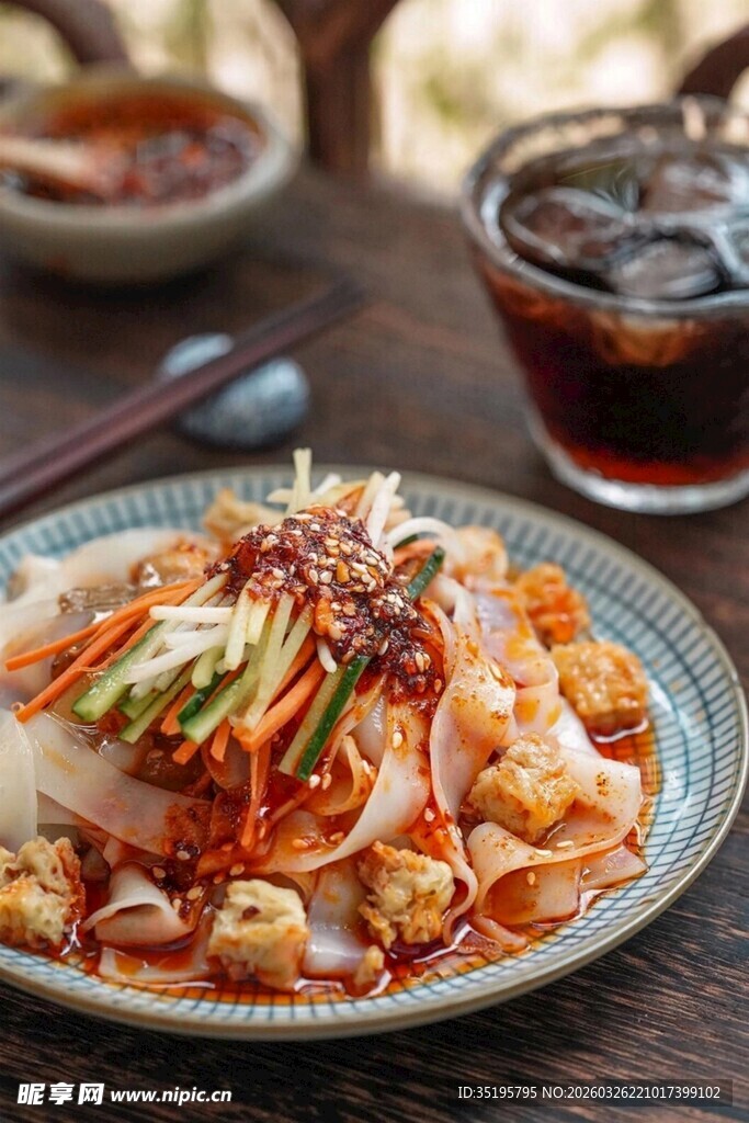 美味凉拌面搭配清凉饮品