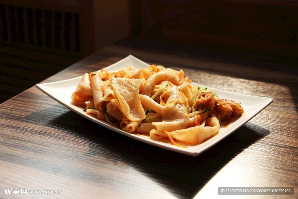 美味凉拌菜摆于盘中