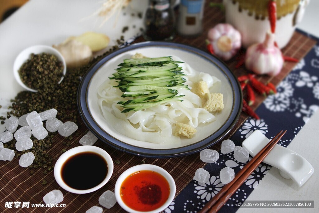 美味馄饨与调料配菜