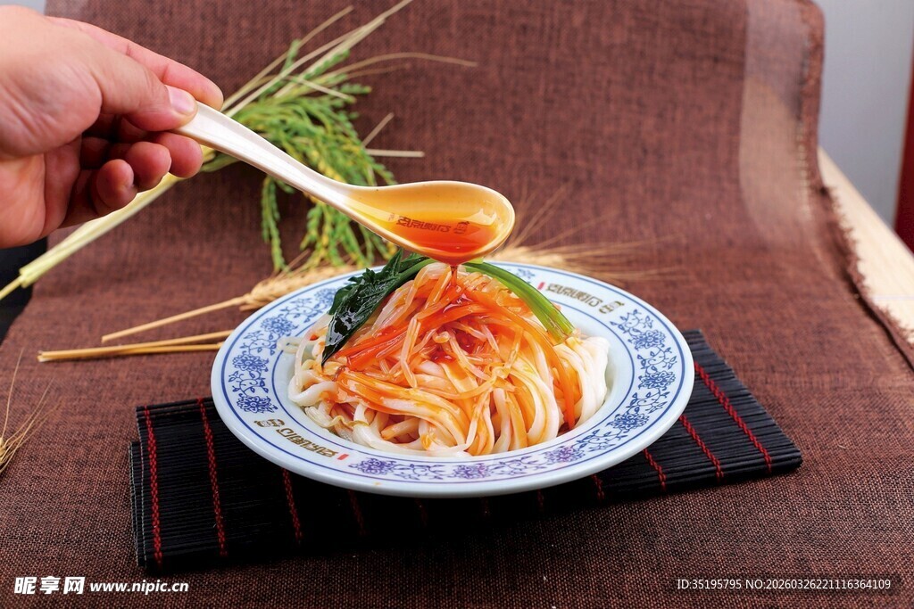 筷子夹起的美味凉拌面