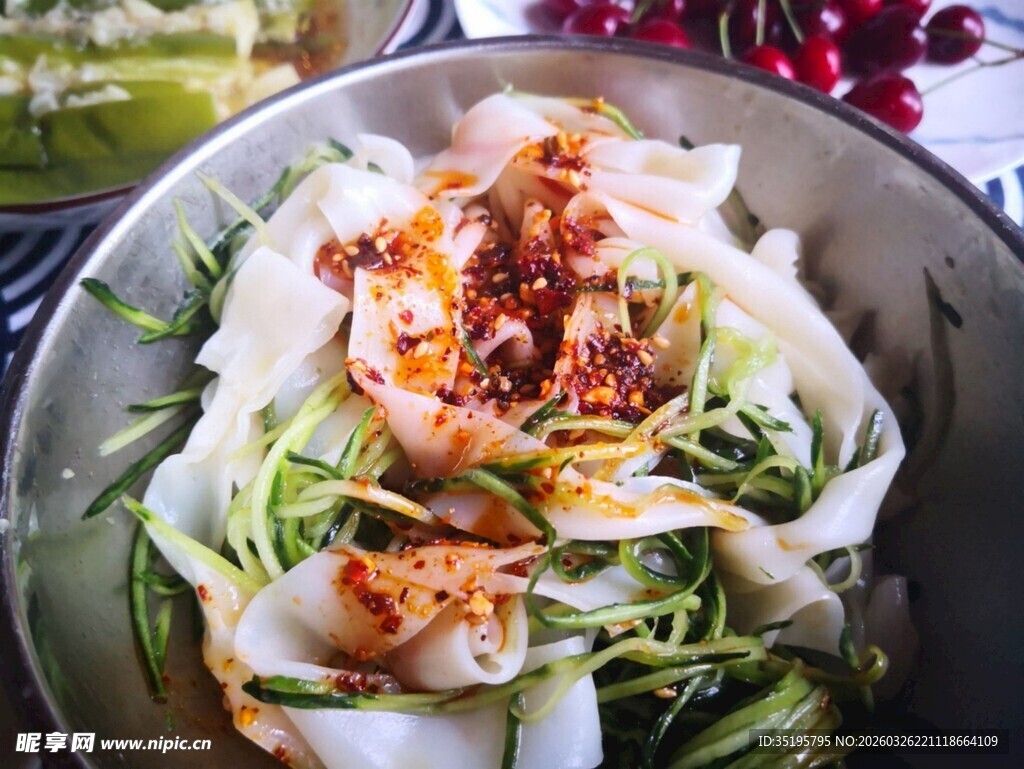 美味虾仁蔬菜拌凉皮