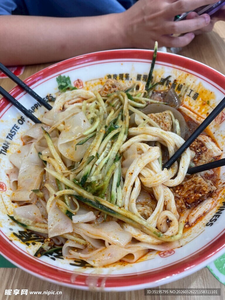 美味凉拌面条待享用