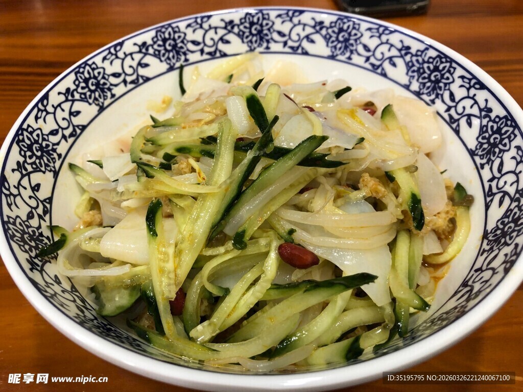 青花瓷碗中的凉拌黄瓜
