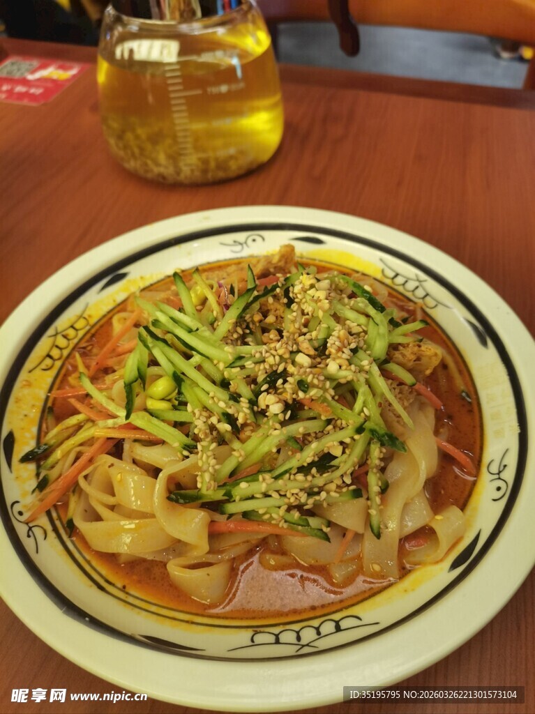 美味凉拌面摆盘中