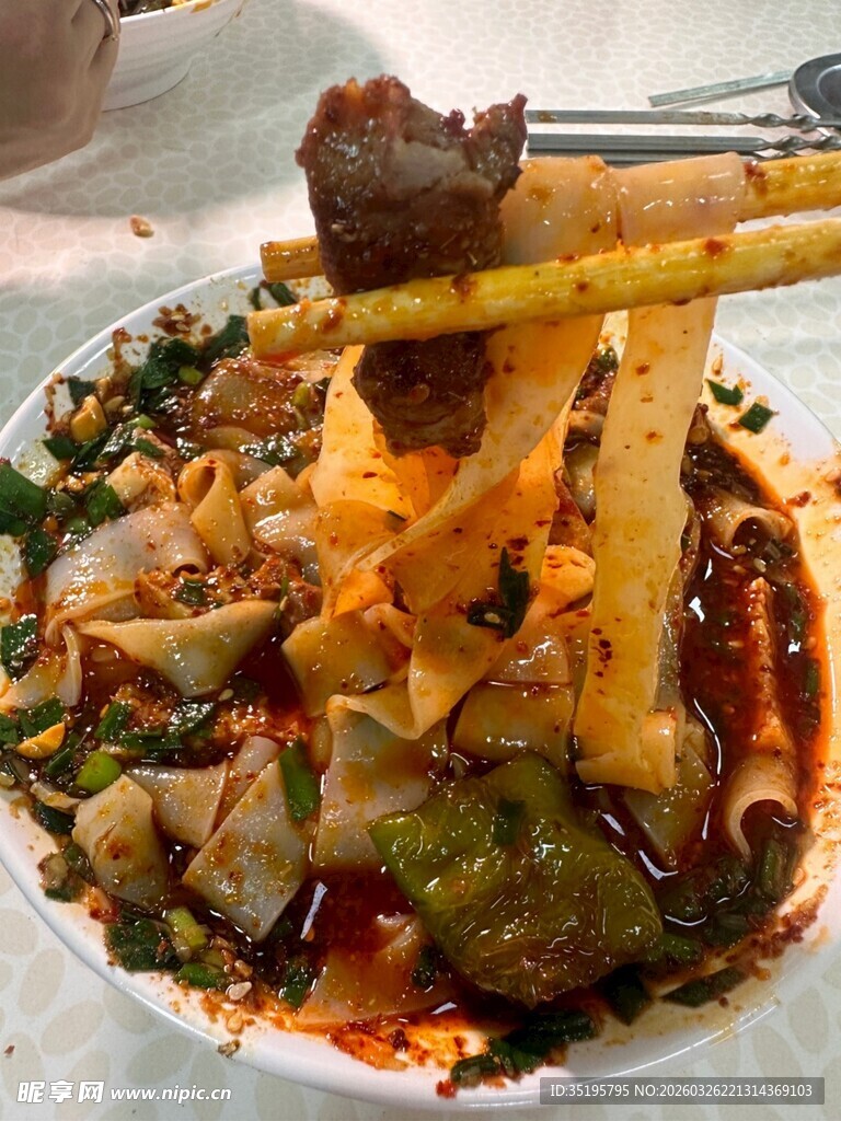 美味凉拌菜筷子夹起瞬间