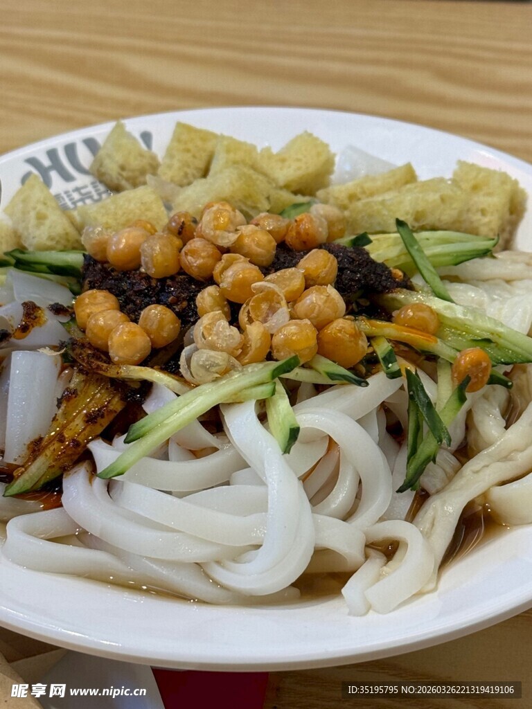 美味凉拌面食材丰富多样