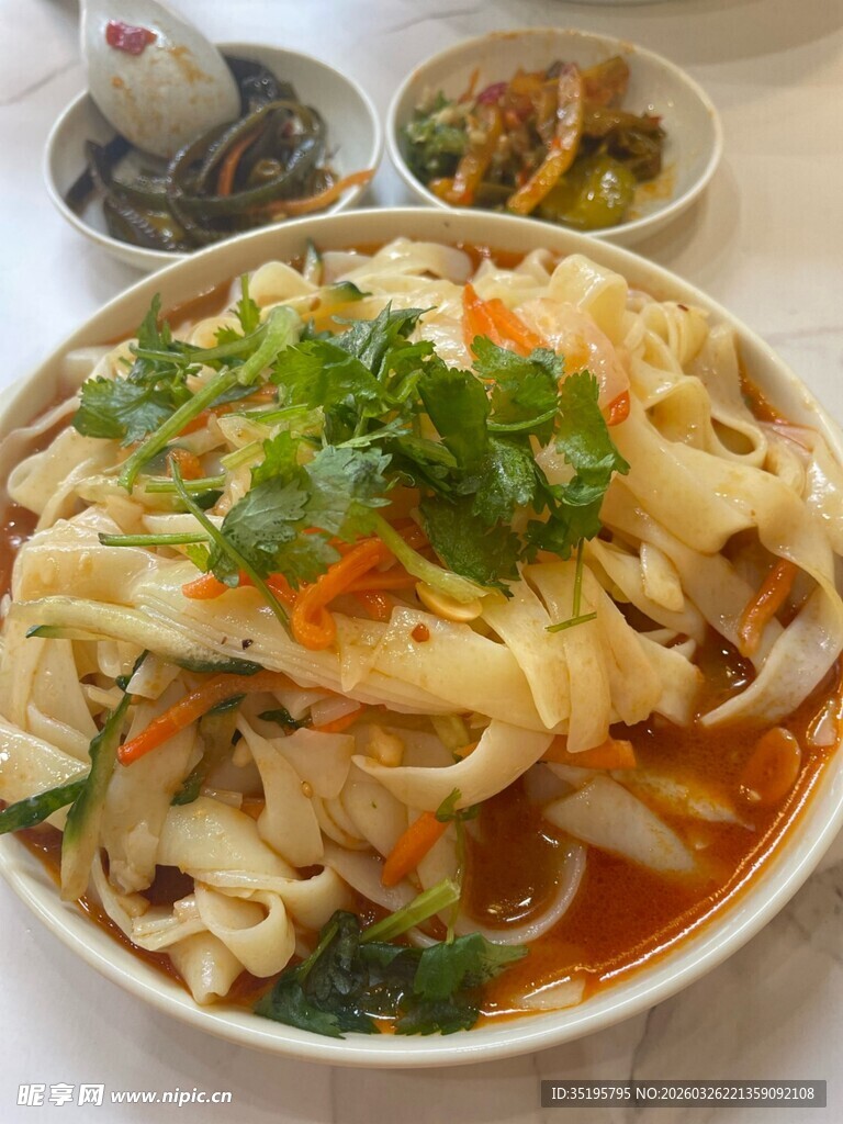 美味手工宽面配菜丰富