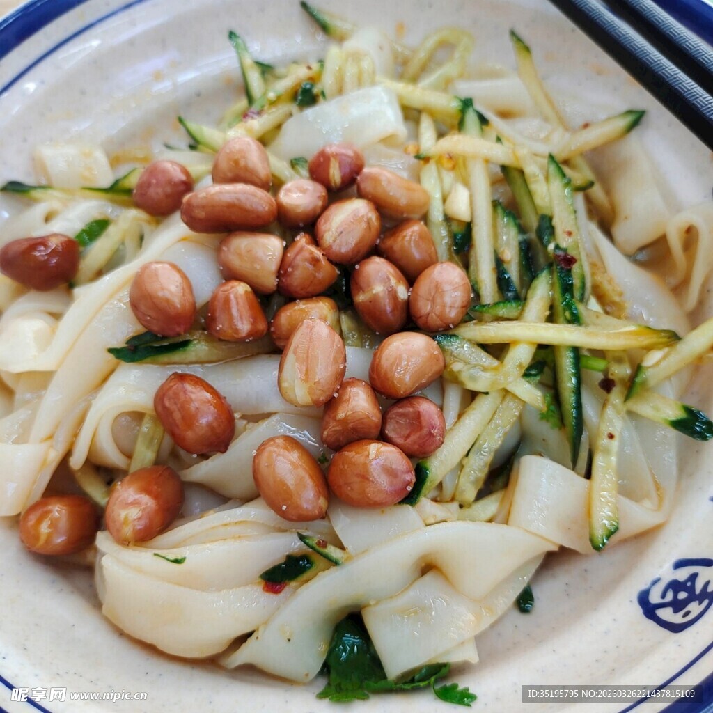 凉拌面配花生米