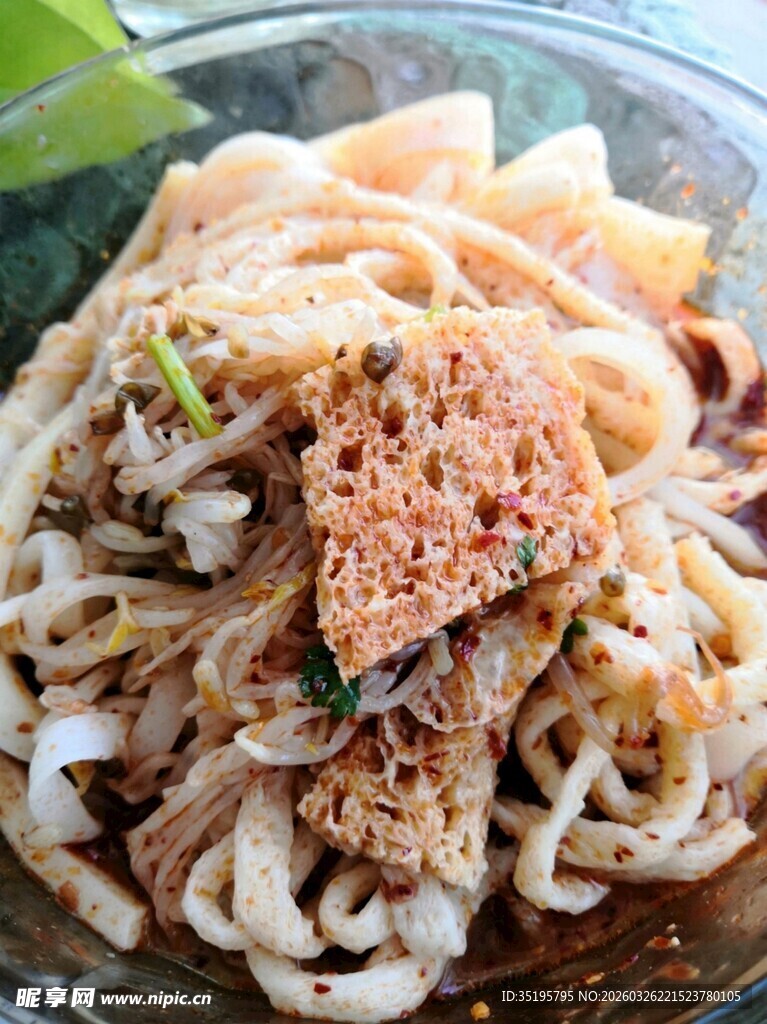 美味凉拌海鲜面