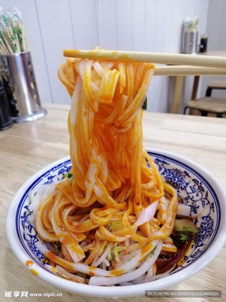筷子夹起的美味特色拌面