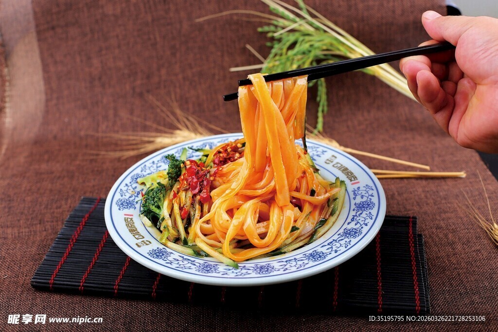 手挑美味多彩面条