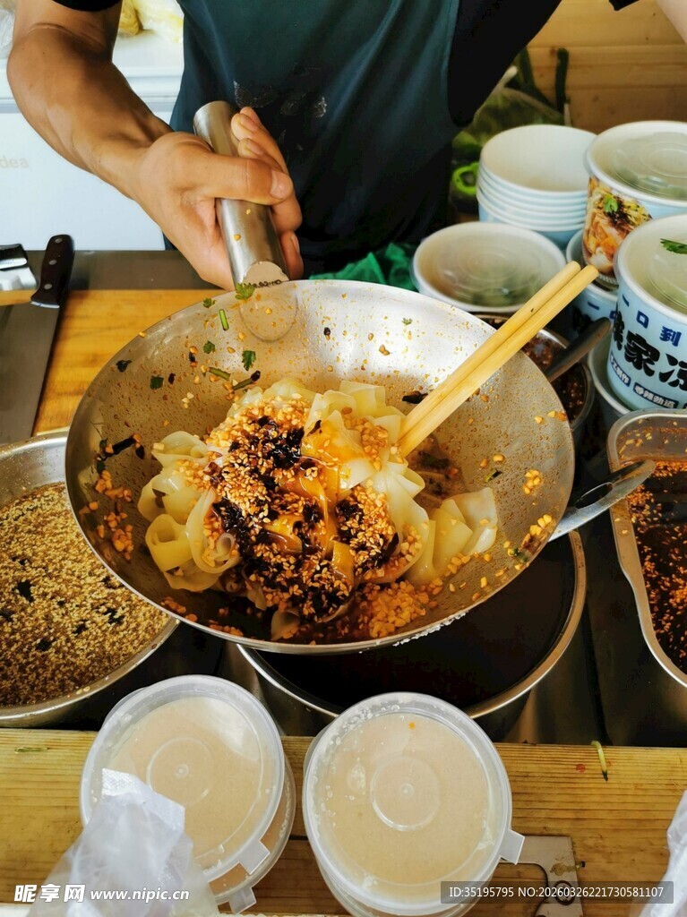 厨师锅中烹饪美食