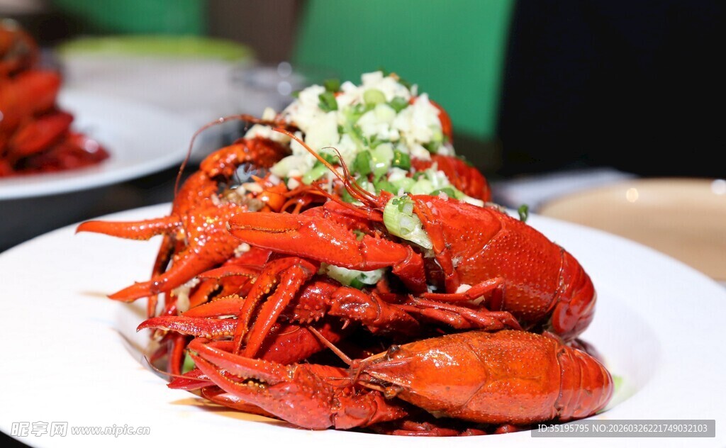 美味小龙虾堆叠盘中