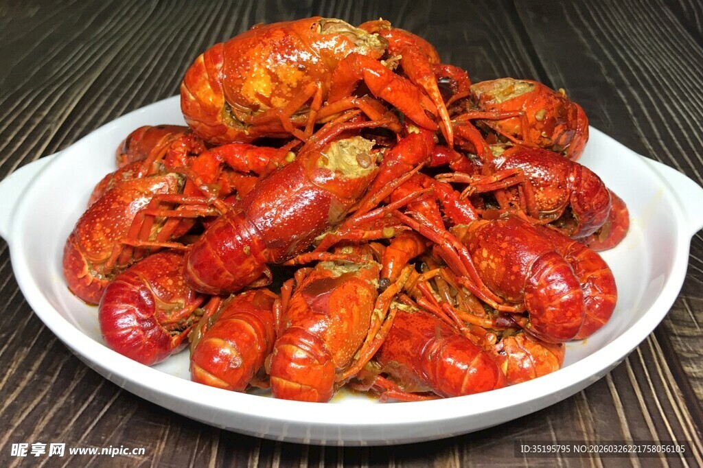 美味小龙虾摆放在白盘上