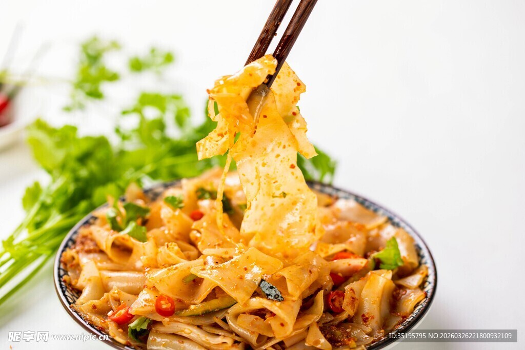 美味拌面被筷子挑起