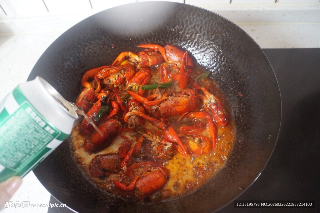 锅中烹制美味小龙虾