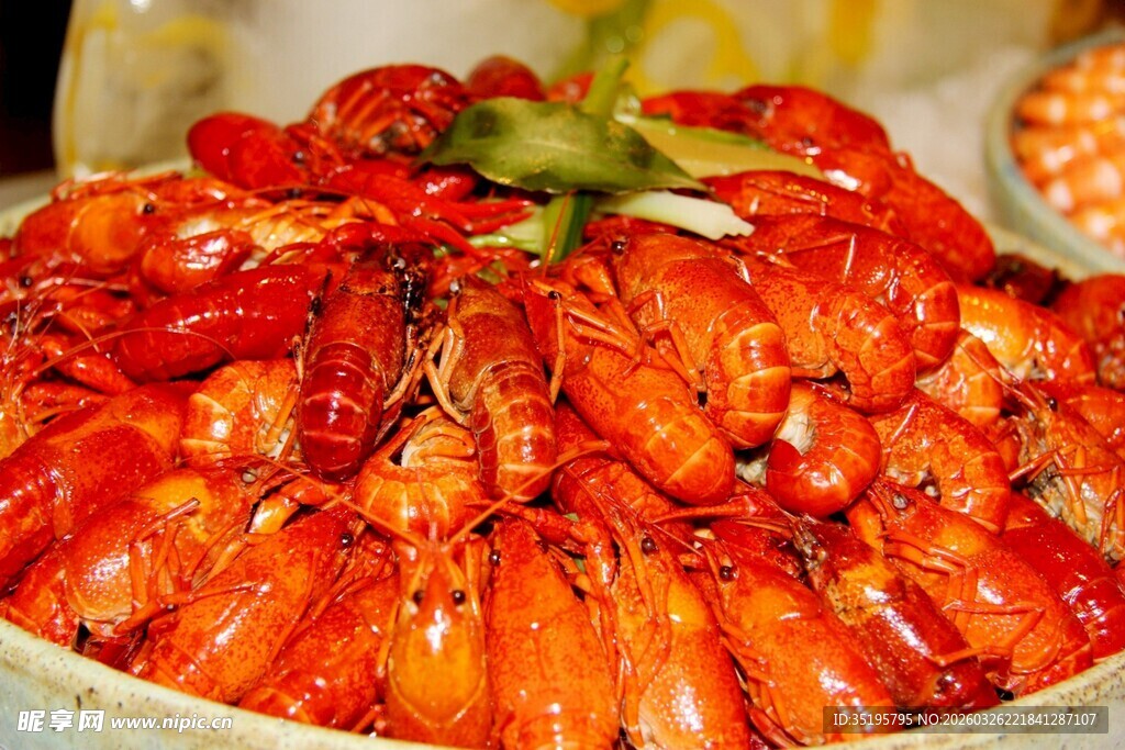 满满一盆美味小龙虾