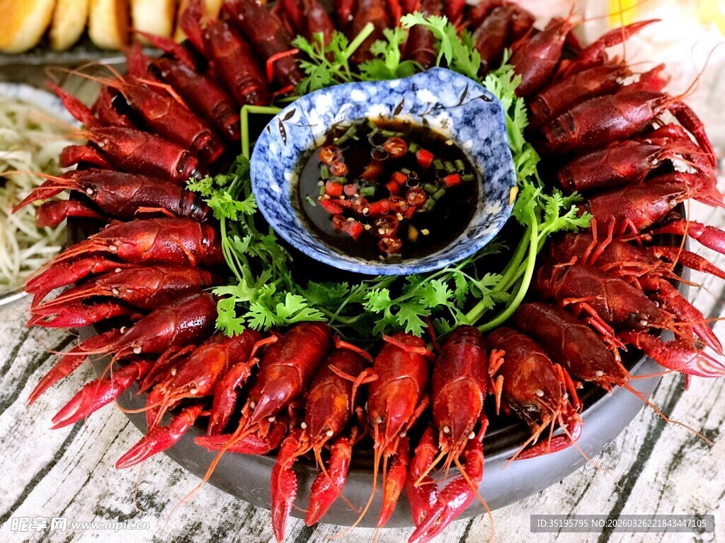 美味小龙虾配特色蘸料