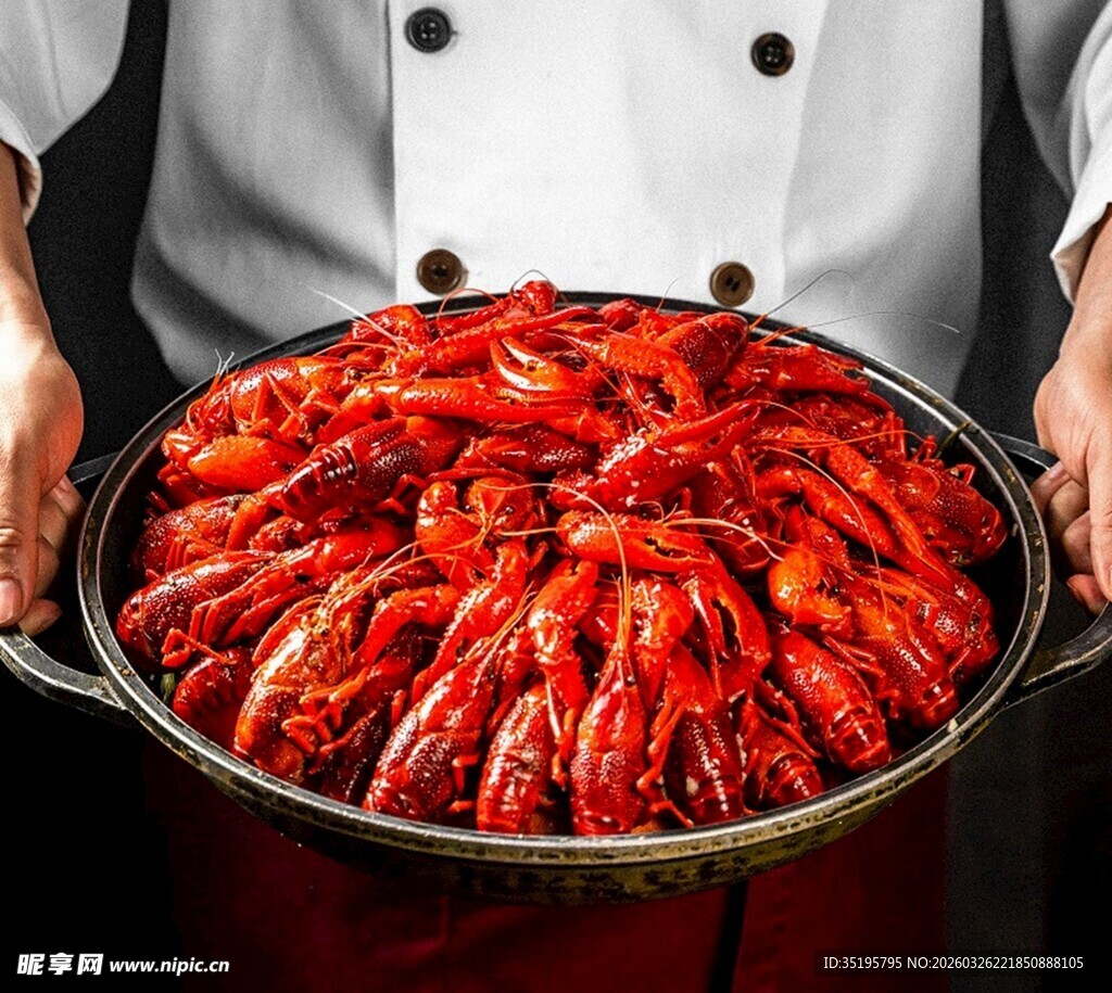 厨师手中的美味大盆小龙虾