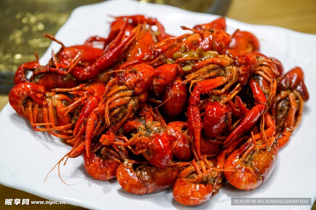 美味小龙虾摆放在盘中