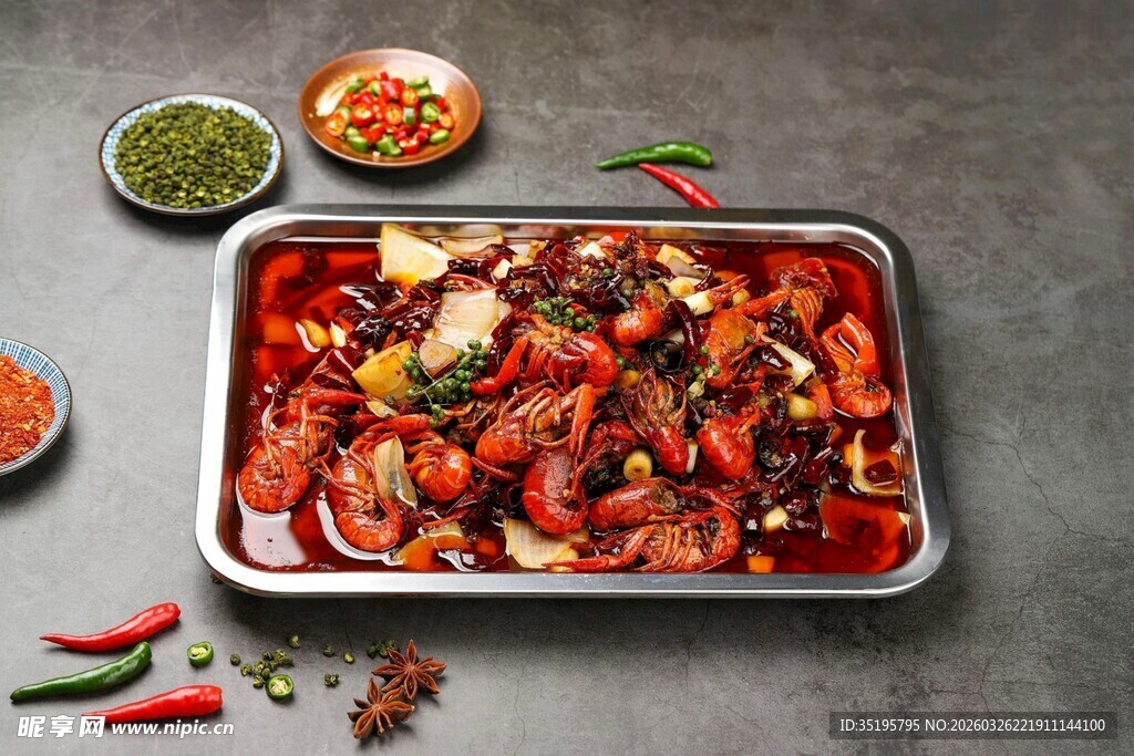 美味麻辣小龙虾摆满盘