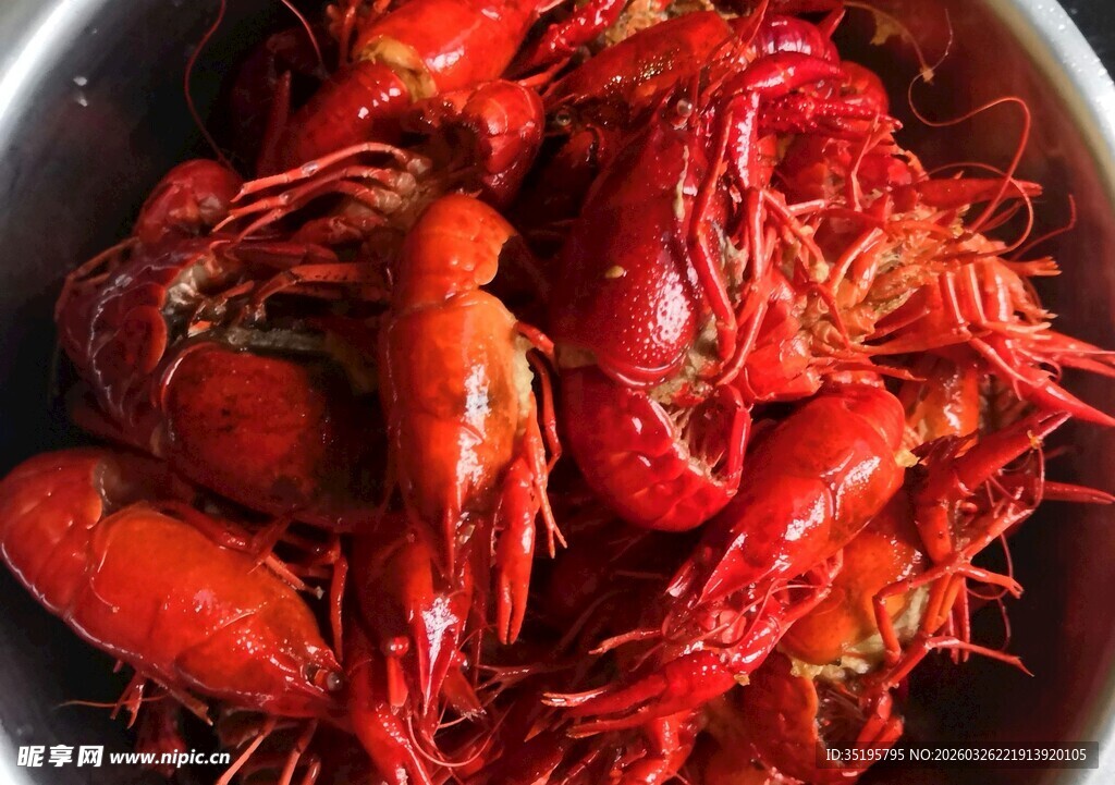 美味诱人的一盆小龙虾