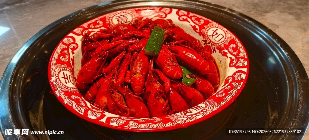 红亮诱人的盘中辣椒