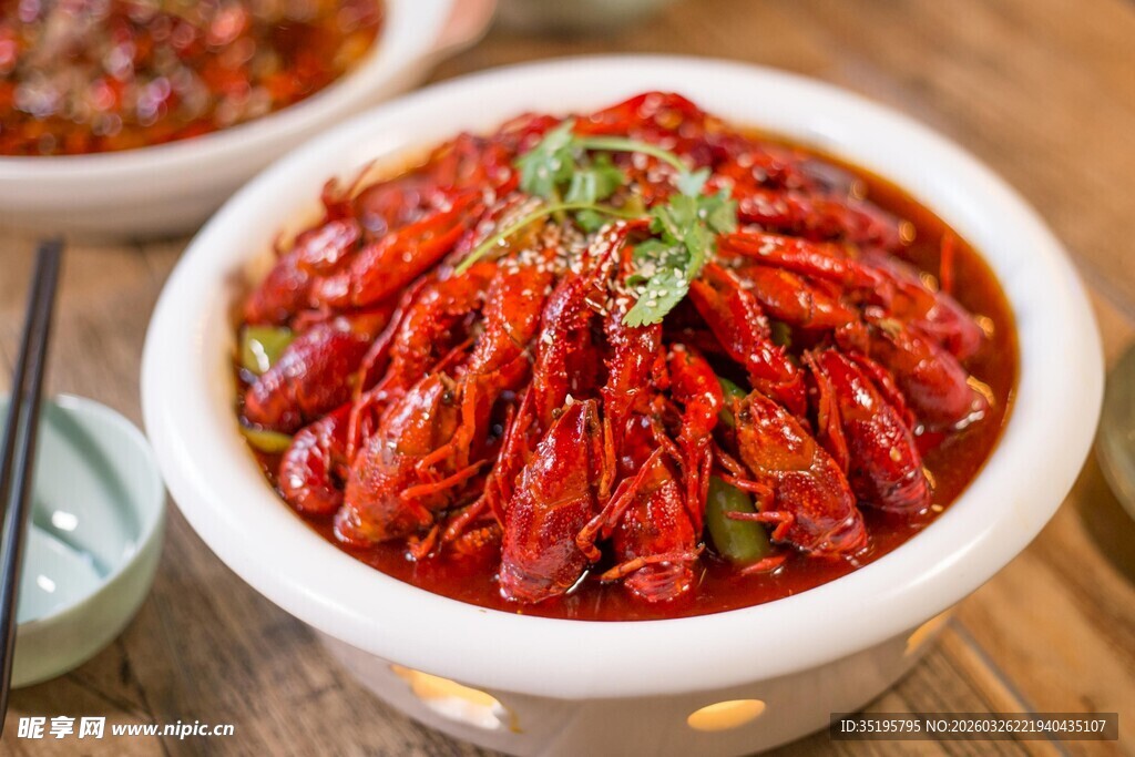 美味红亮小龙虾诱人上桌