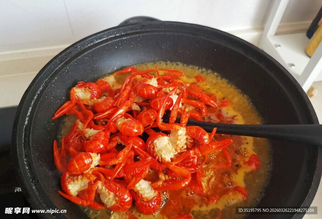 锅中烹饪的红椒食材