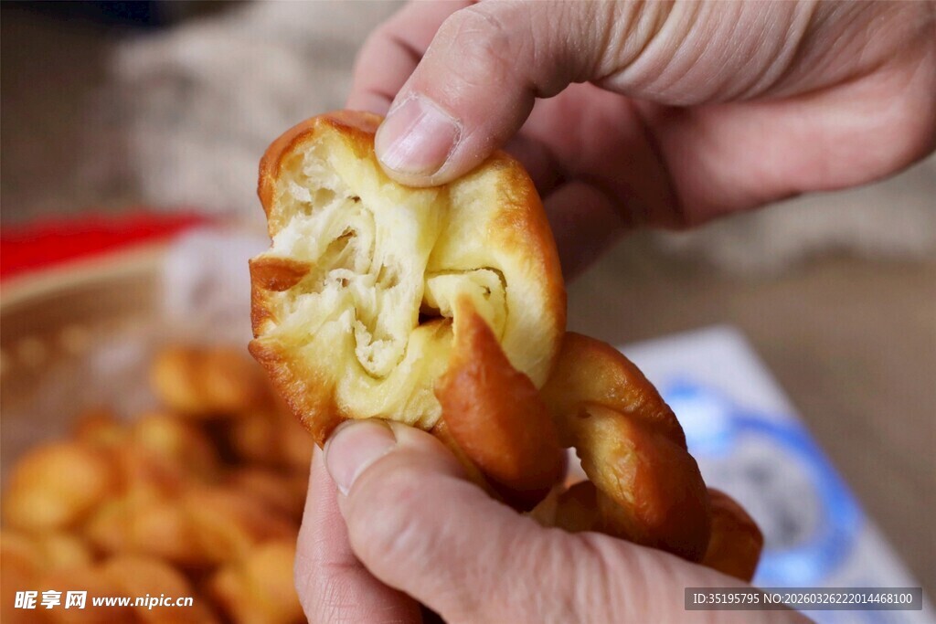 手拿酥脆麻花特写