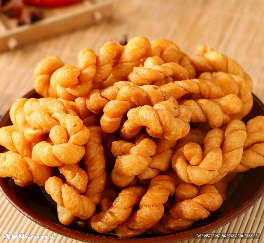 美味小麻花摆放在盘中